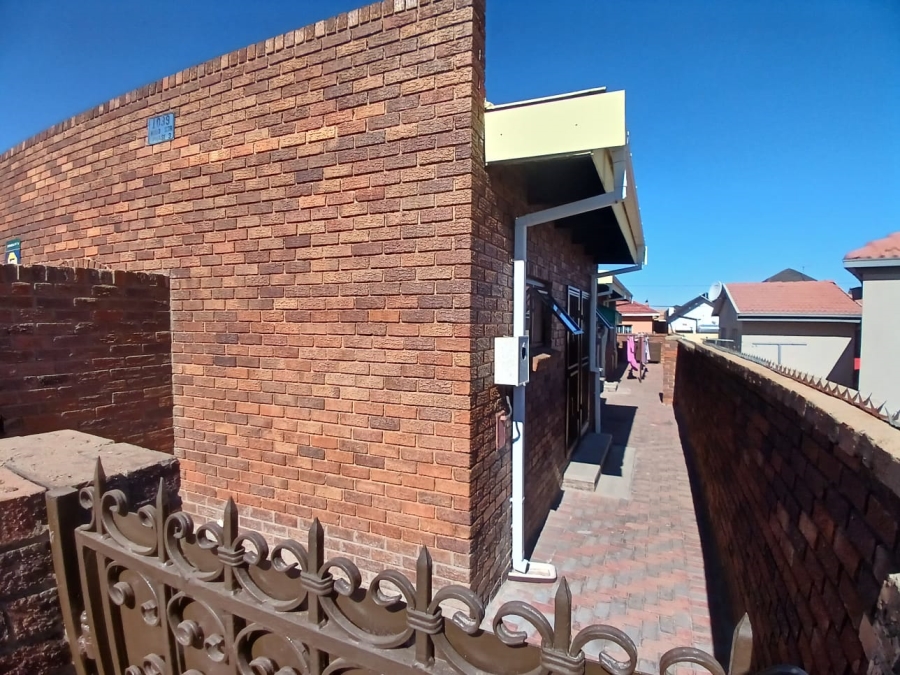 5 Bedroom Property for Sale in Diepkloof Zone 3 Gauteng