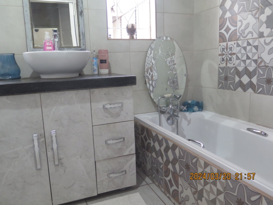 3 Bedroom Property for Sale in Glen Marais Gauteng