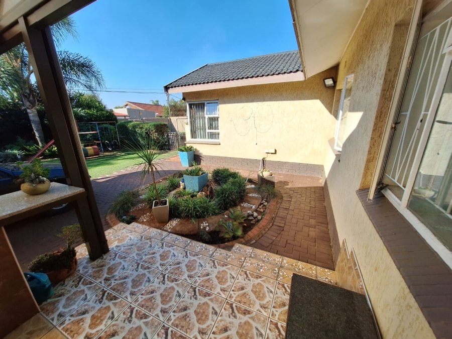 4 Bedroom Property for Sale in Lenasia Ext 1 Gauteng