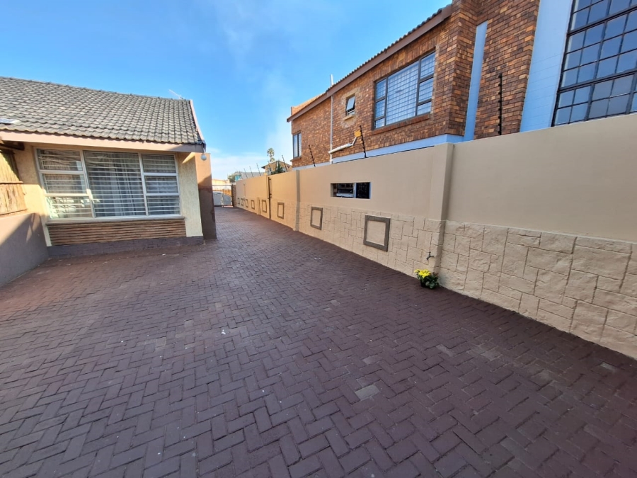 4 Bedroom Property for Sale in Lenasia Ext 1 Gauteng