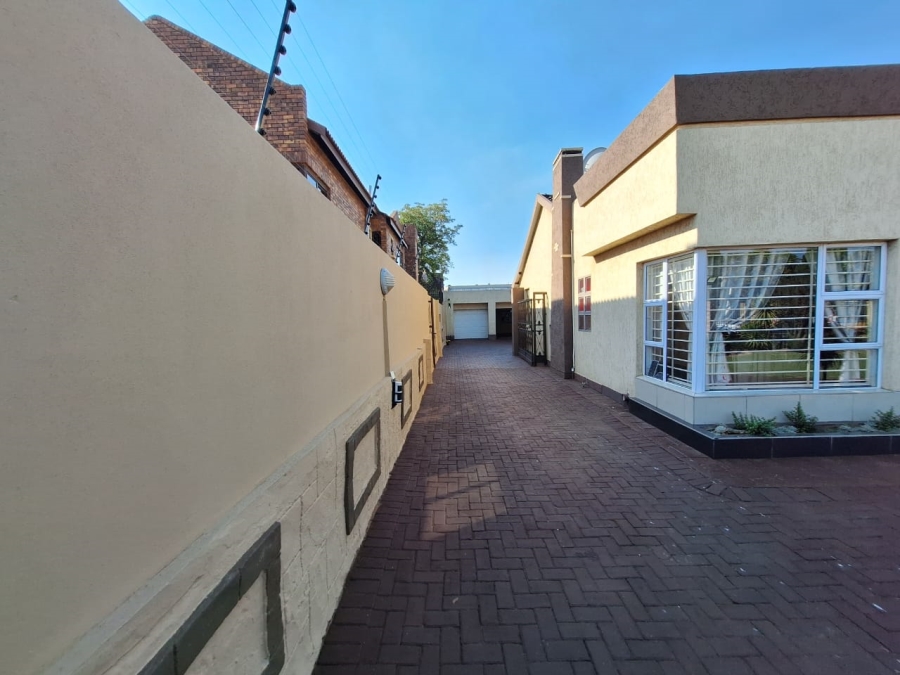 4 Bedroom Property for Sale in Lenasia Ext 1 Gauteng