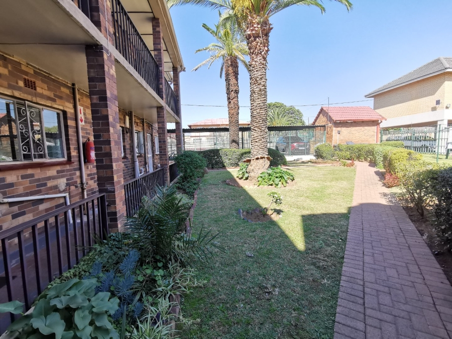 2 Bedroom Property for Sale in Crown Gardens Gauteng