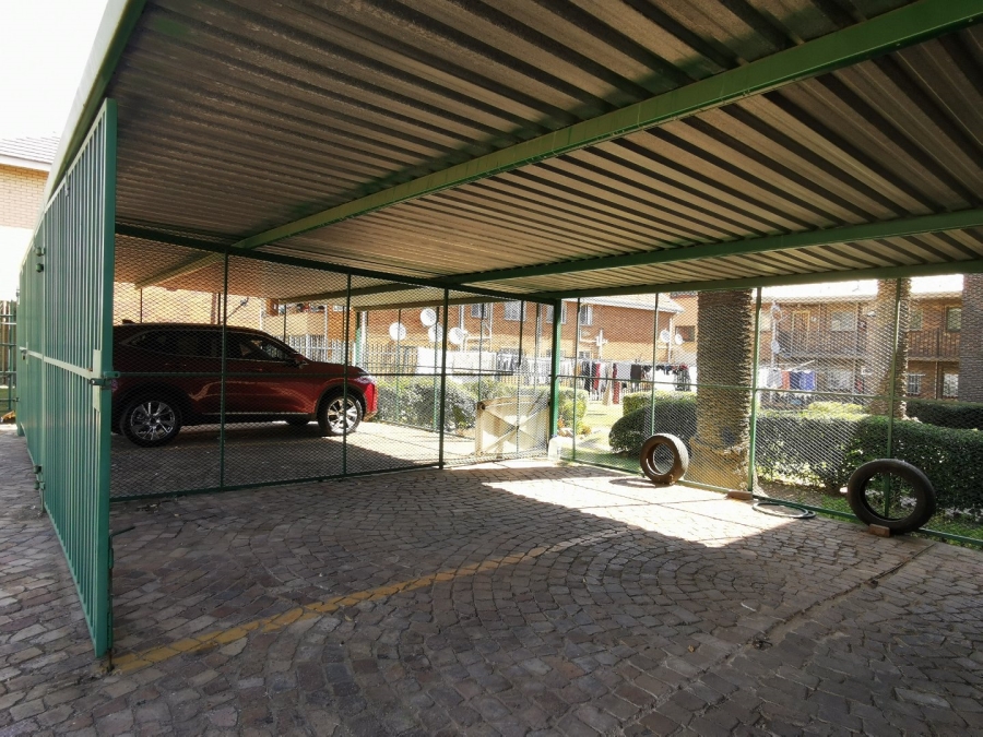 2 Bedroom Property for Sale in Crown Gardens Gauteng