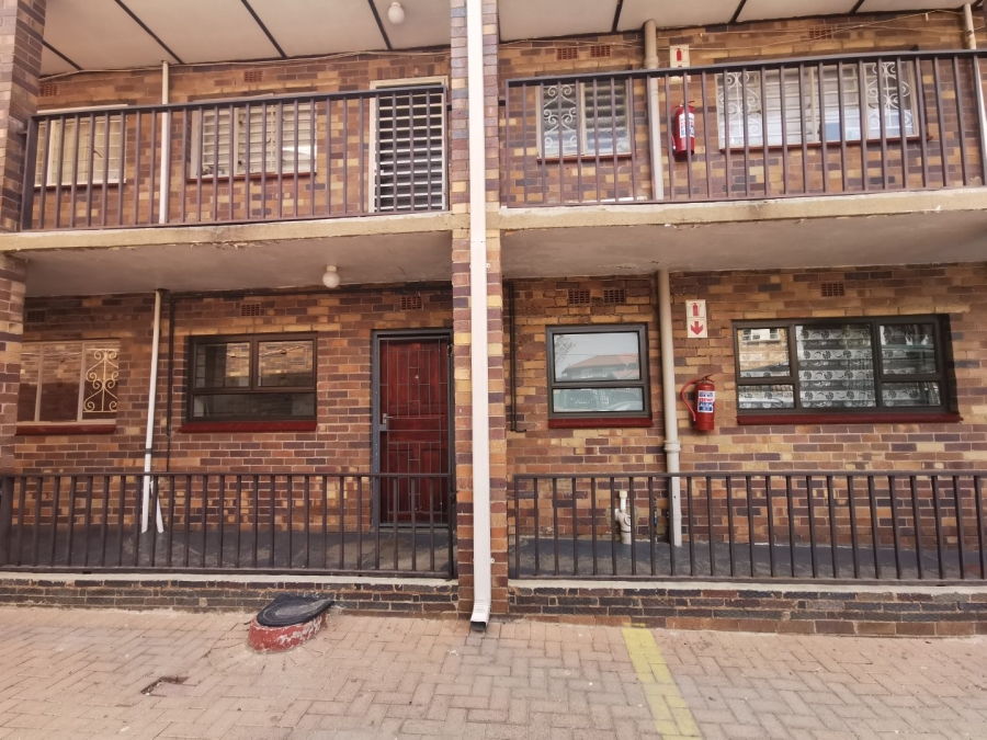 2 Bedroom Property for Sale in Crown Gardens Gauteng