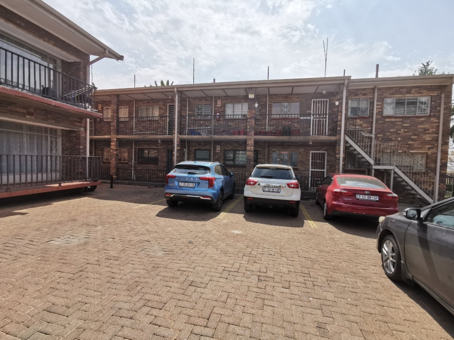 2 Bedroom Property for Sale in Crown Gardens Gauteng