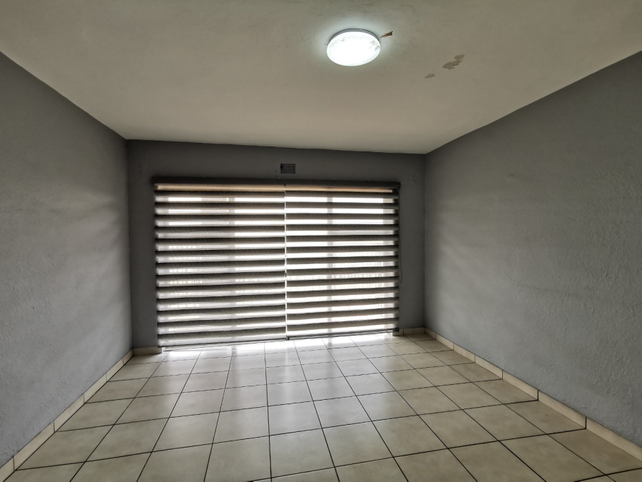 2 Bedroom Property for Sale in Crown Gardens Gauteng