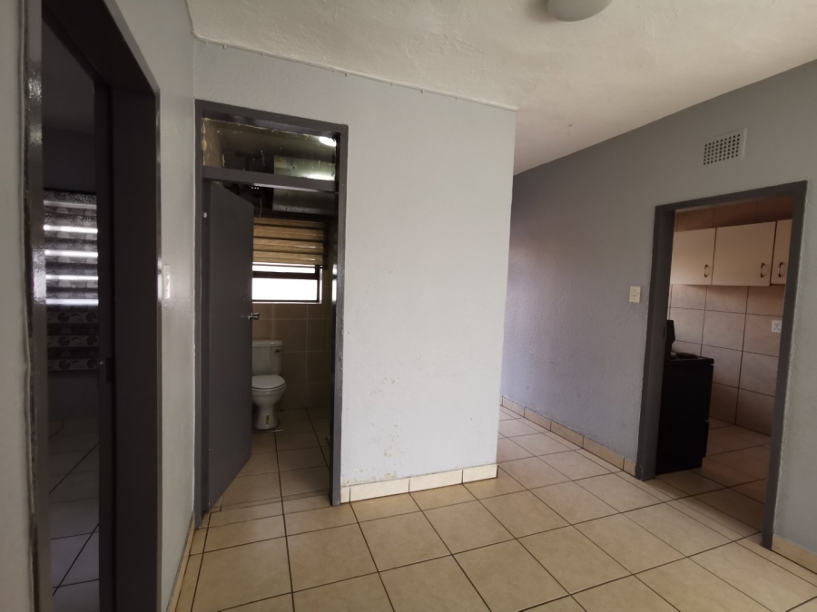 2 Bedroom Property for Sale in Crown Gardens Gauteng