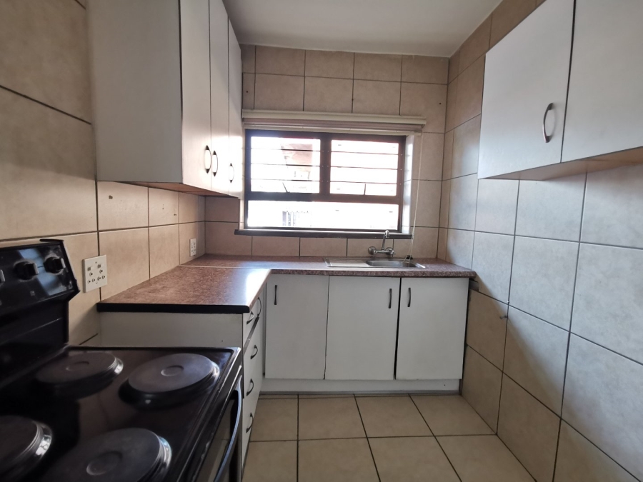 2 Bedroom Property for Sale in Crown Gardens Gauteng