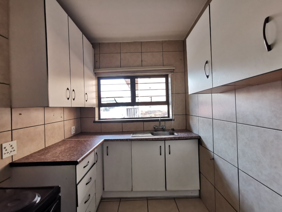 2 Bedroom Property for Sale in Crown Gardens Gauteng