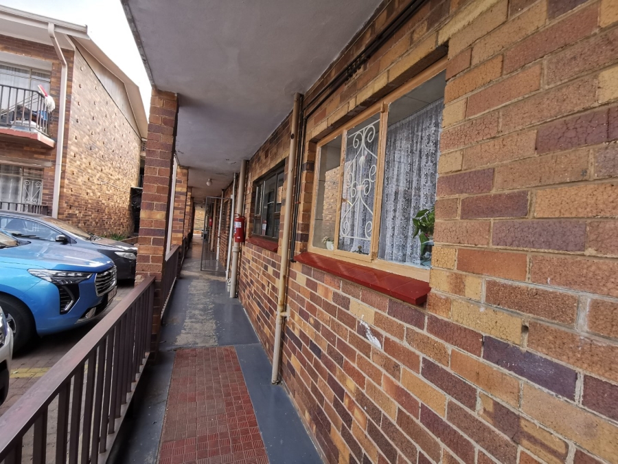 2 Bedroom Property for Sale in Crown Gardens Gauteng