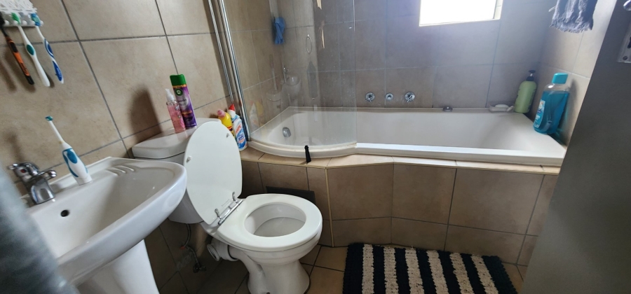 2 Bedroom Property for Sale in Olifantsvlei Gauteng