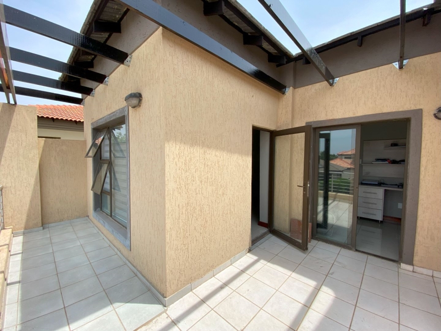 5 Bedroom Property for Sale in Silver Stone Country Estate Gauteng