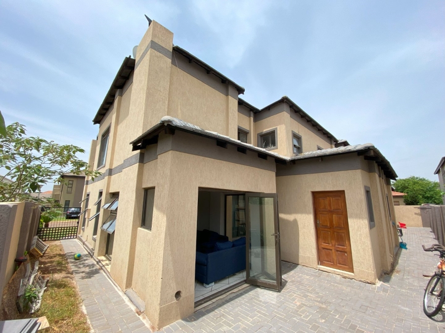 5 Bedroom Property for Sale in Silver Stone Country Estate Gauteng