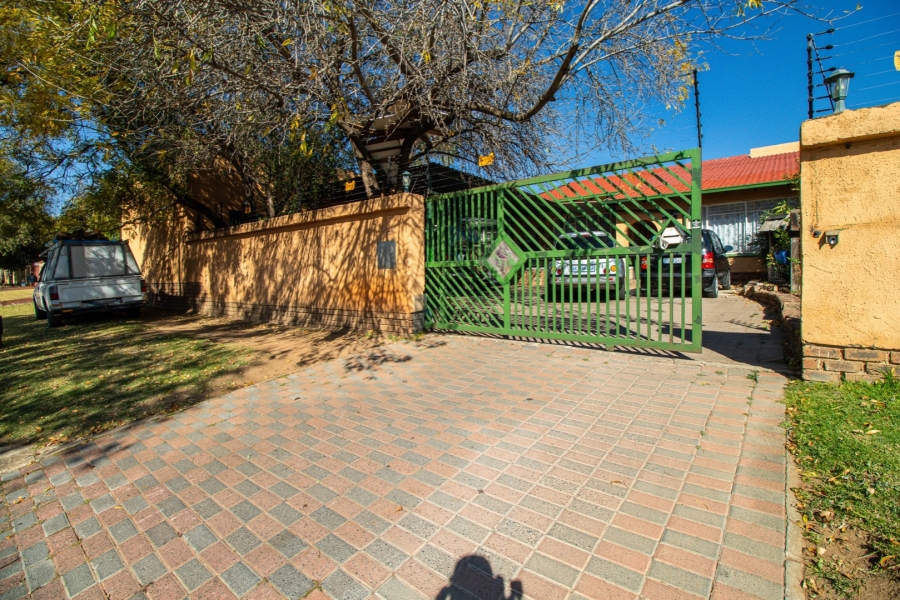 6 Bedroom Property for Sale in Birchleigh North Gauteng