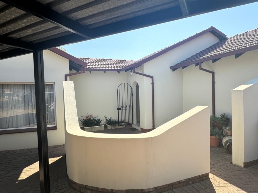  Bedroom Property for Sale in Wierda Park Gauteng