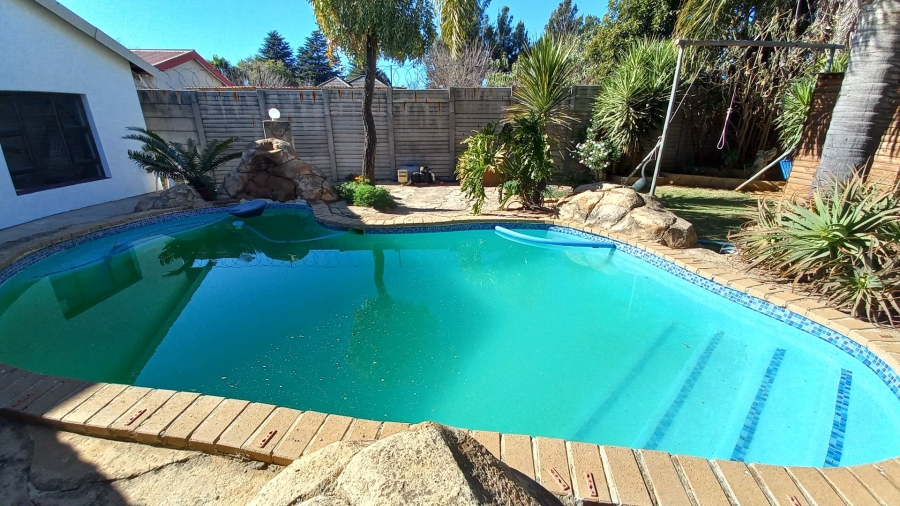 5 Bedroom Property for Sale in Witpoortjie Gauteng