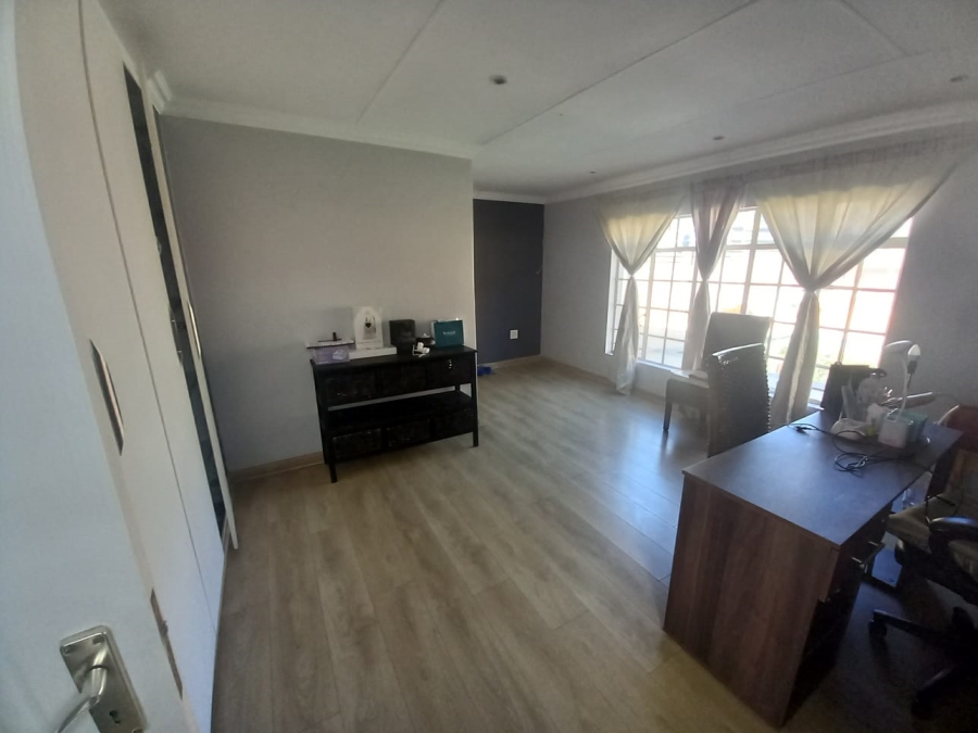 4 Bedroom Property for Sale in Noordheuwel Gauteng