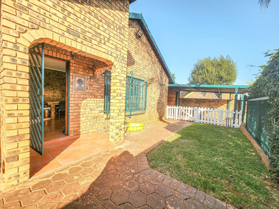 3 Bedroom Property for Sale in Eldoraigne Gauteng