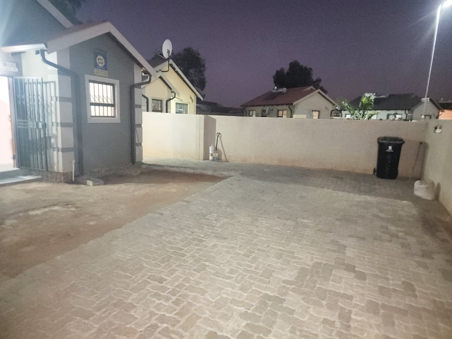 To Let 2 Bedroom Property for Rent in Modderbee Gauteng