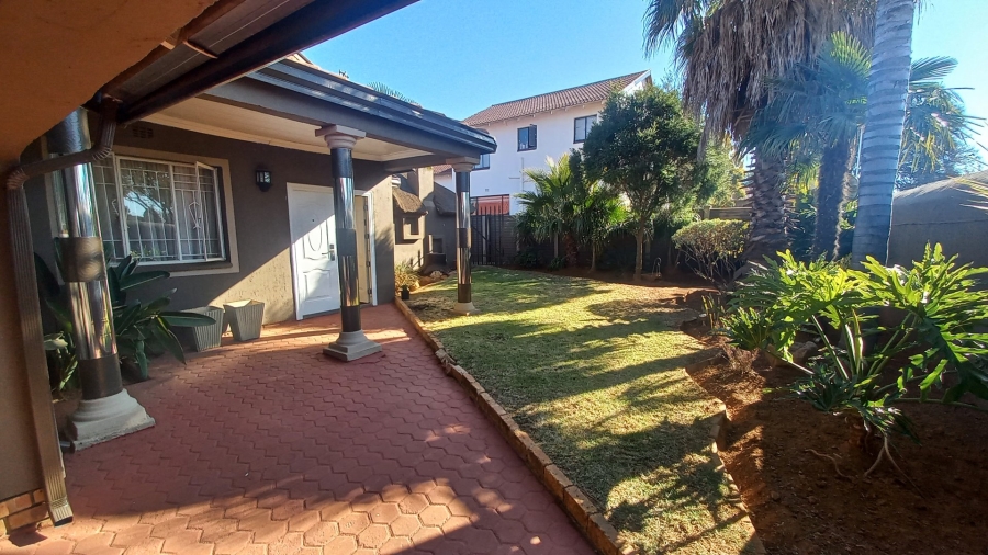 4 Bedroom Property for Sale in Groblerpark Gauteng