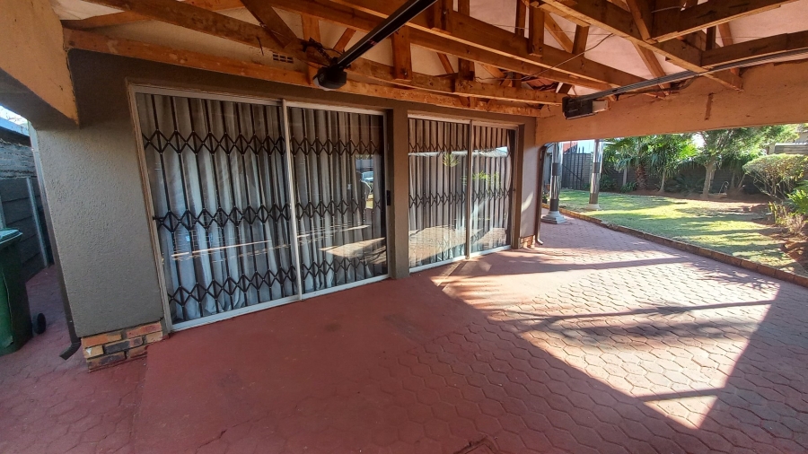 4 Bedroom Property for Sale in Groblerpark Gauteng