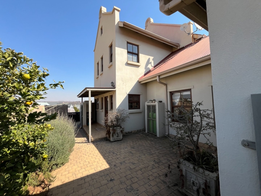 4 Bedroom Property for Sale in Silver Lakes Gauteng