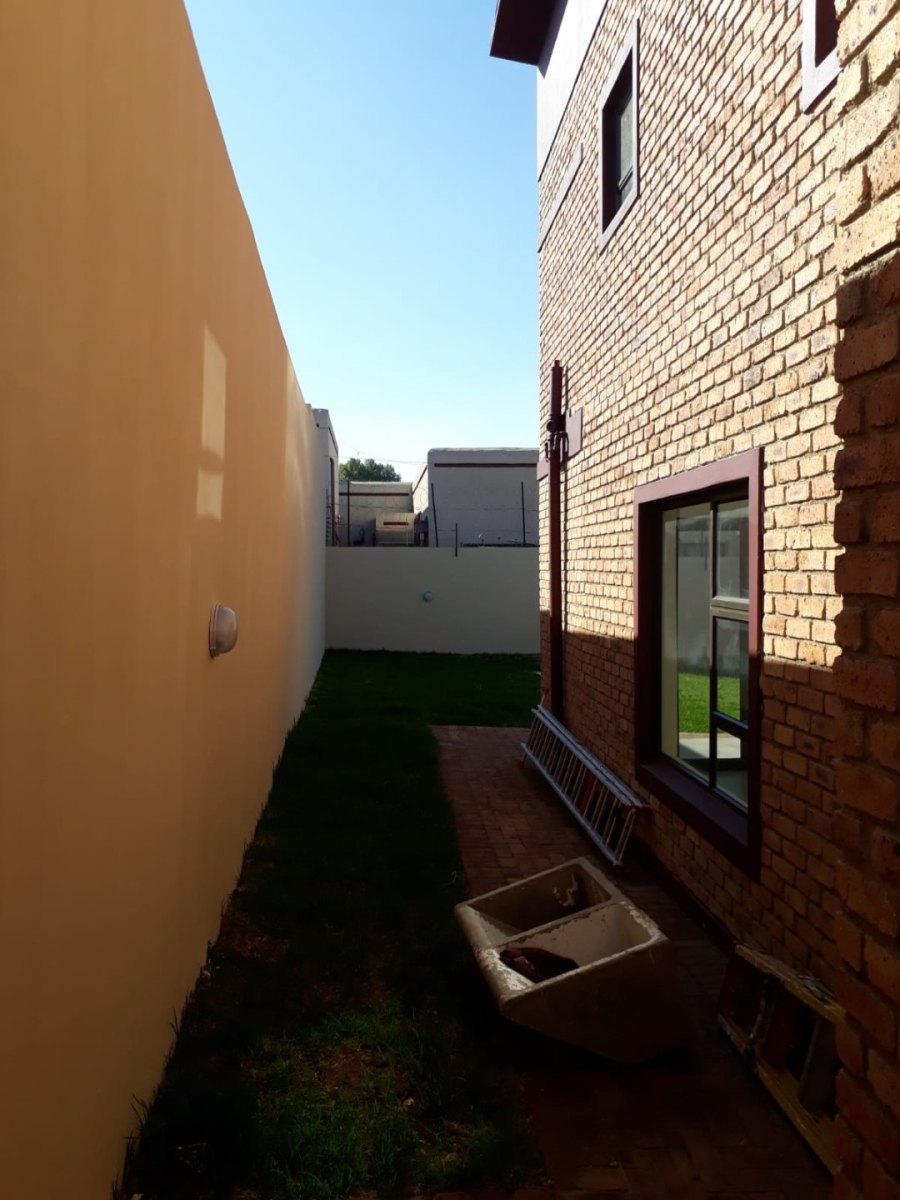 5 Bedroom Property for Sale in Bezuidenhout Valley Gauteng