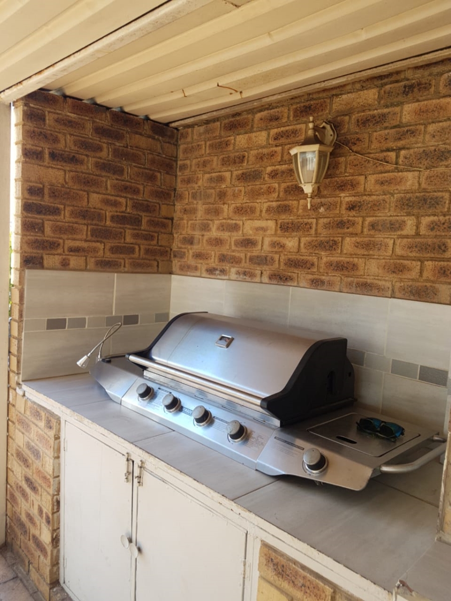 4 Bedroom Property for Sale in Birchleigh Gauteng