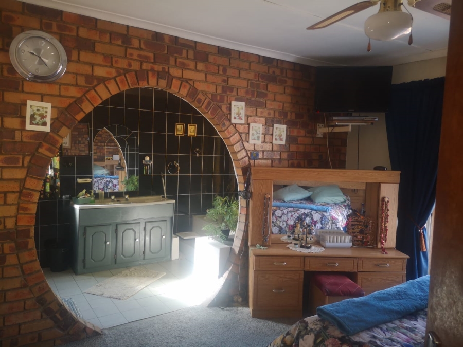 5 Bedroom Property for Sale in Marlands Gauteng