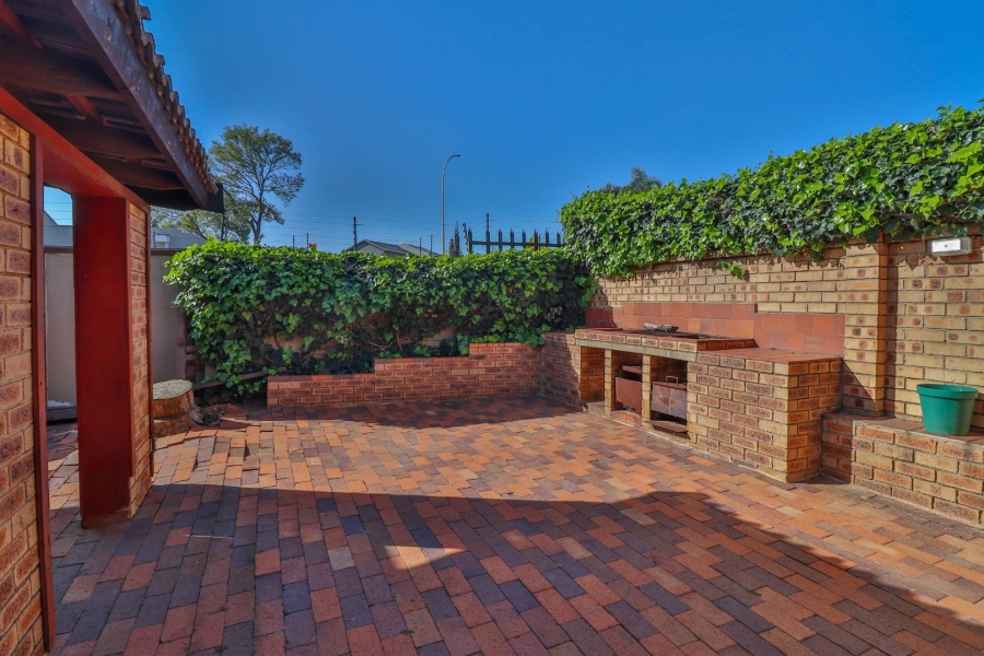 4 Bedroom Property for Sale in Buurendal Gauteng