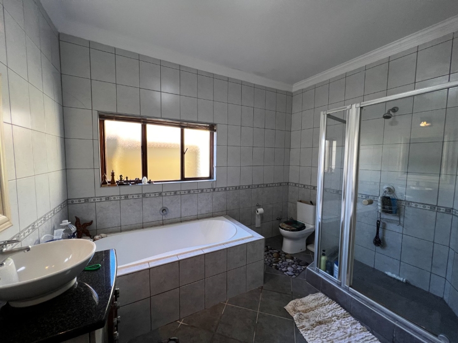 6 Bedroom Property for Sale in Leeuwfontein Estate Gauteng