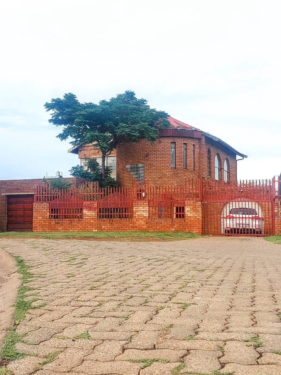 5 Bedroom Property for Sale in Lenasia Ext 10 Gauteng