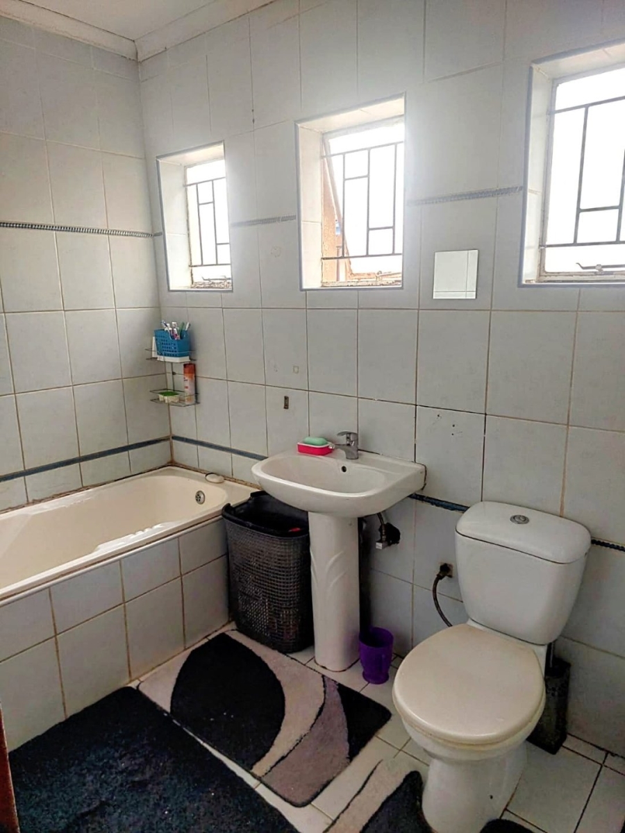 5 Bedroom Property for Sale in Lenasia Ext 10 Gauteng