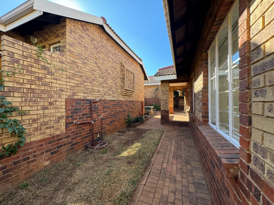 To Let 2 Bedroom Property for Rent in Die Hoewes Gauteng