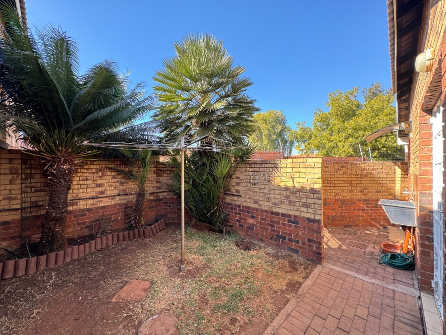 To Let 2 Bedroom Property for Rent in Die Hoewes Gauteng