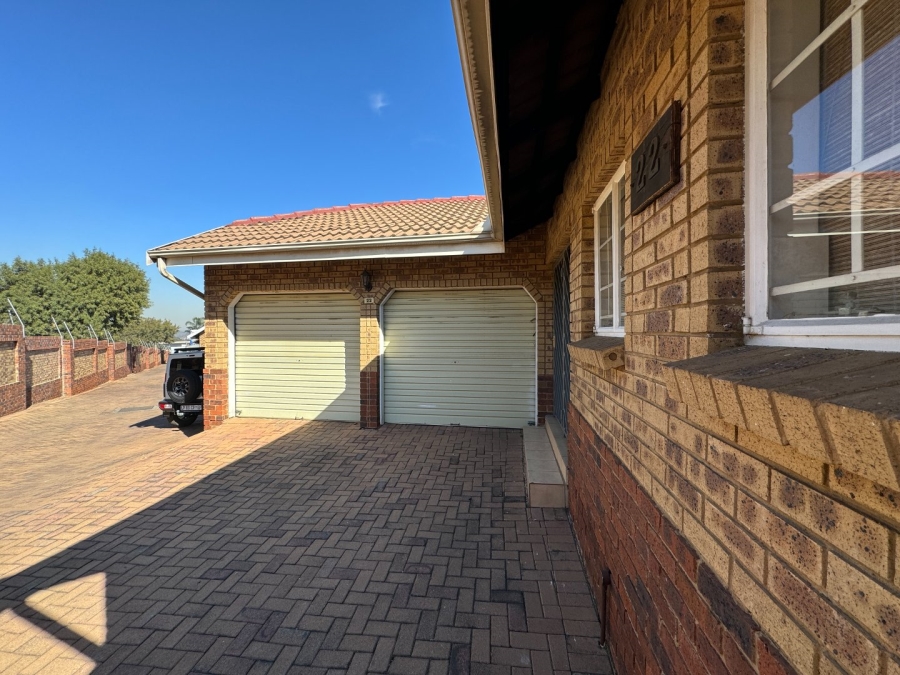 To Let 2 Bedroom Property for Rent in Die Hoewes Gauteng