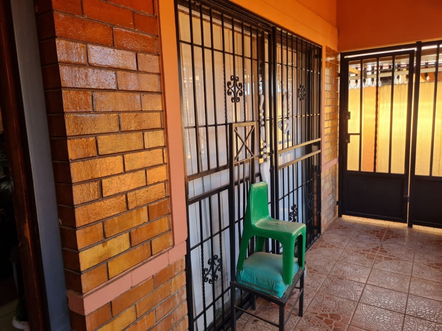 7 Bedroom Property for Sale in Lenasia Ext 1 Gauteng