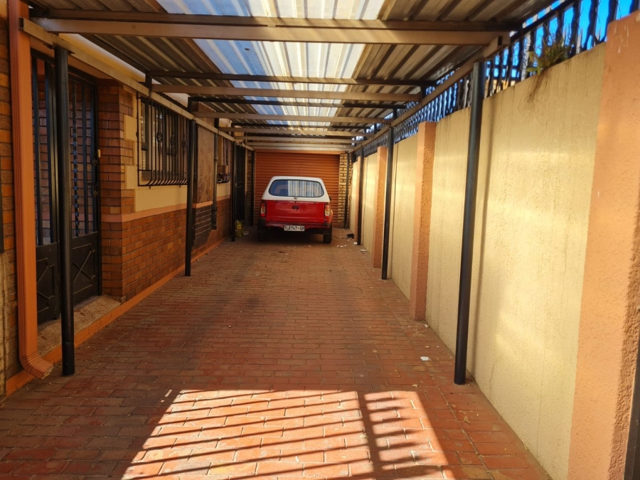 7 Bedroom Property for Sale in Lenasia Ext 1 Gauteng