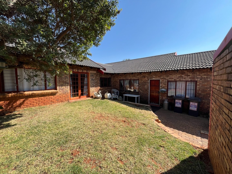 3 Bedroom Property for Sale in Garsfontein Gauteng