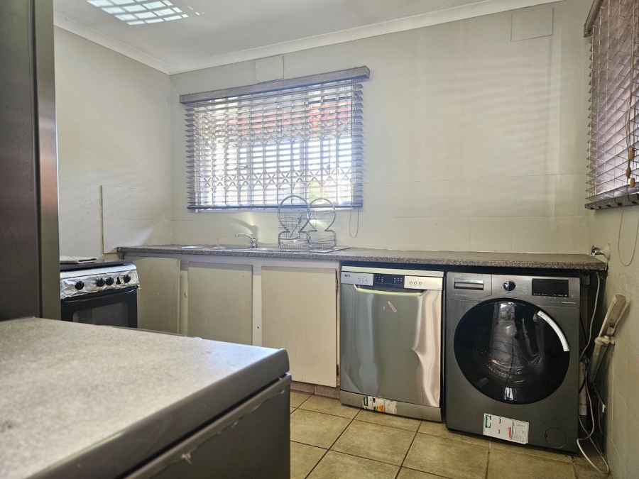 3 Bedroom Property for Sale in Fontainebleau Gauteng