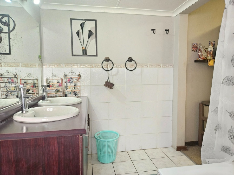 3 Bedroom Property for Sale in Fontainebleau Gauteng