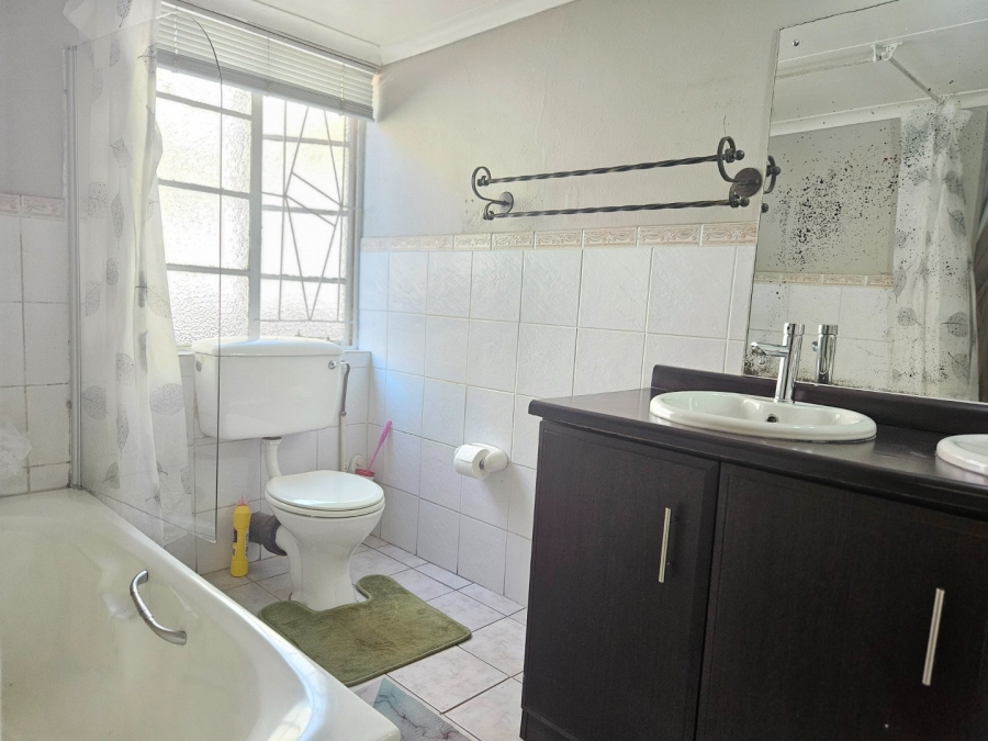 3 Bedroom Property for Sale in Fontainebleau Gauteng