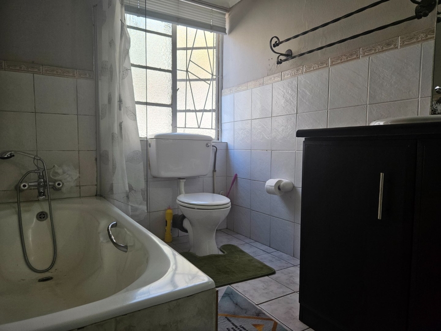 3 Bedroom Property for Sale in Fontainebleau Gauteng