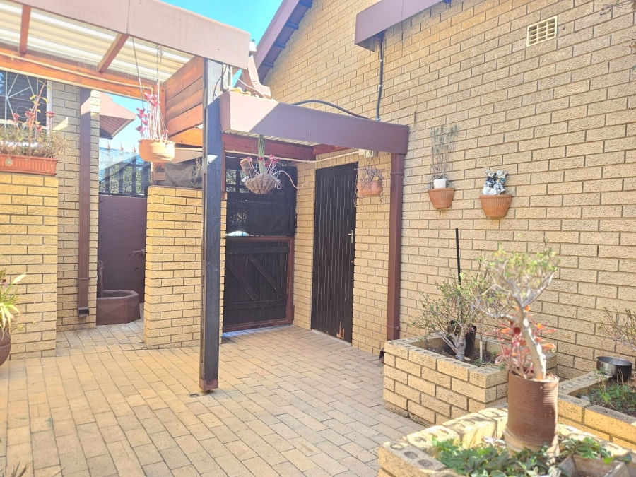 3 Bedroom Property for Sale in Fontainebleau Gauteng