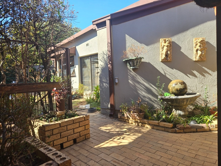 3 Bedroom Property for Sale in Fontainebleau Gauteng