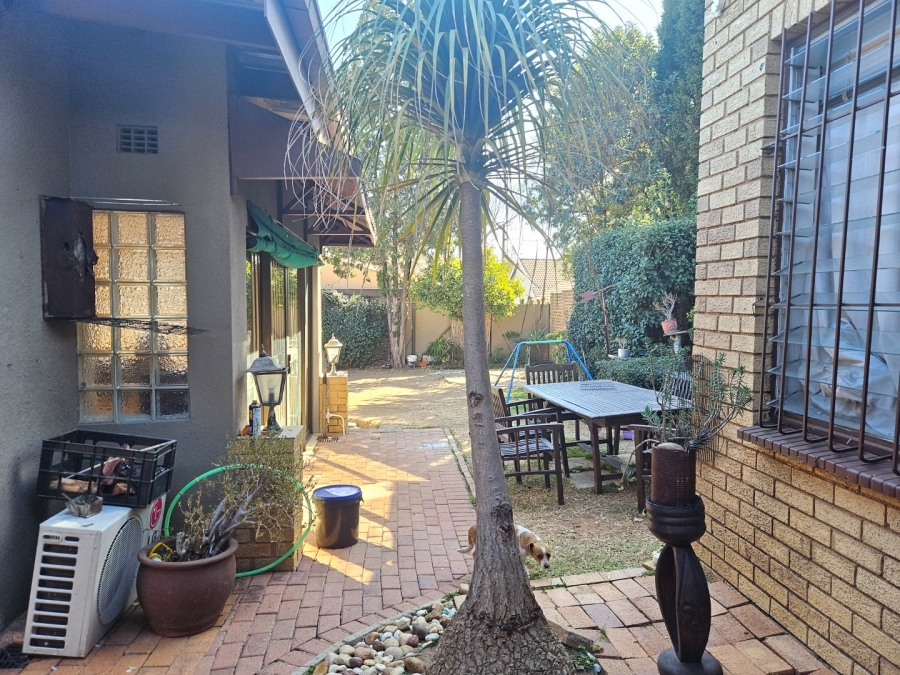 3 Bedroom Property for Sale in Fontainebleau Gauteng