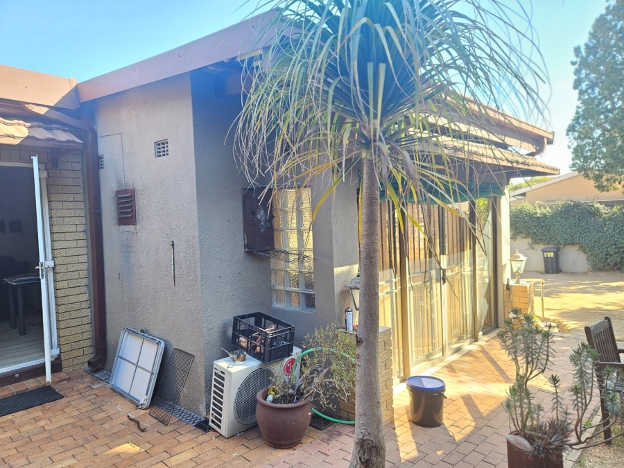 3 Bedroom Property for Sale in Fontainebleau Gauteng