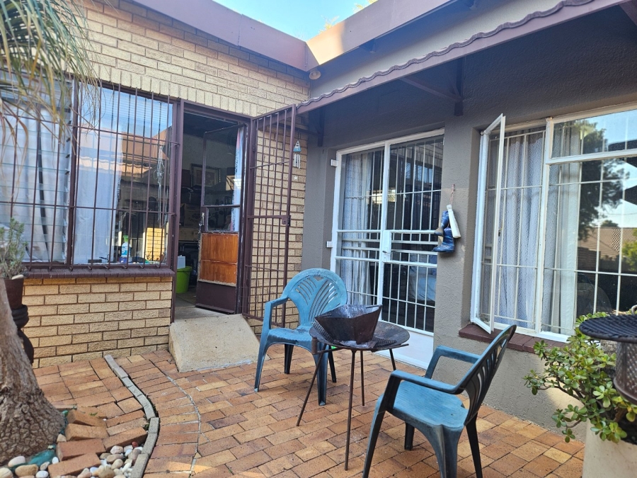 3 Bedroom Property for Sale in Fontainebleau Gauteng