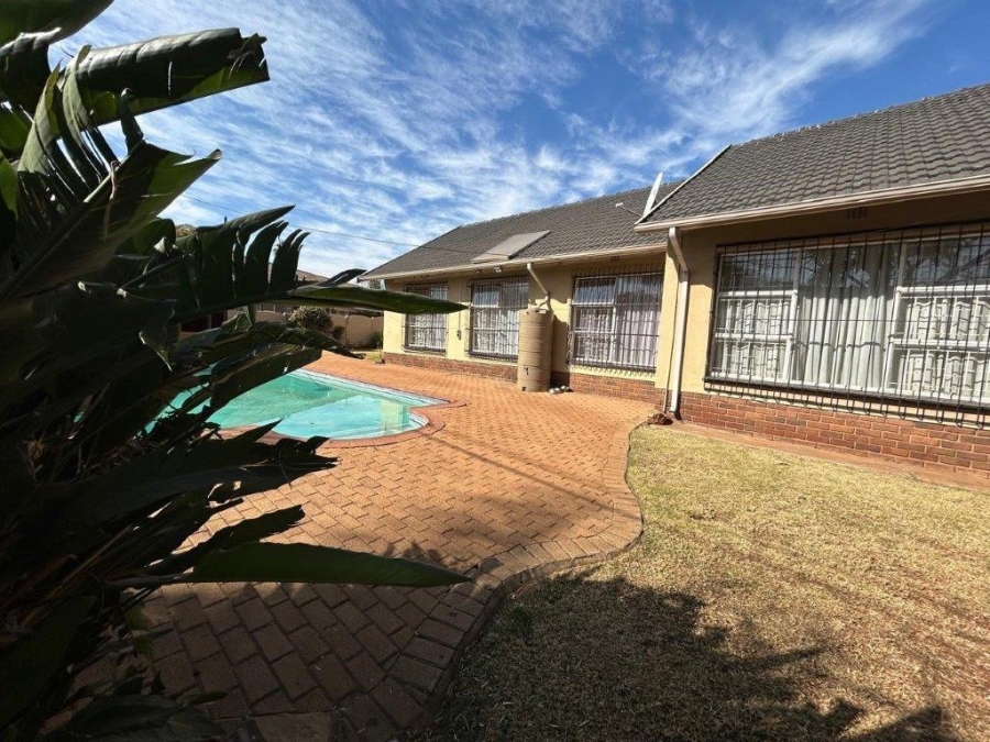 5 Bedroom Property for Sale in Norkem Park Gauteng