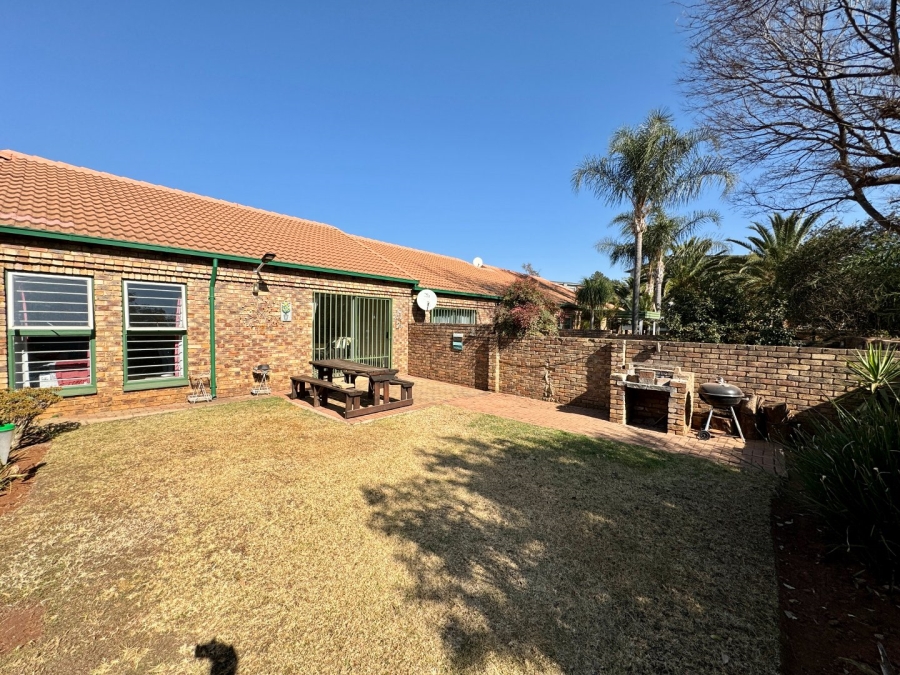 2 Bedroom Property for Sale in Die Hoewes Gauteng